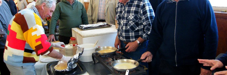 Nee-wat, ds Dirk van Dyk (regs), met een pannekoekpan sal daardie glimlag jou nie help om by Anita Botha en Ilse Klopper se 67 pannekoeke vir Mandeladag Vrydag uit te kom nie!